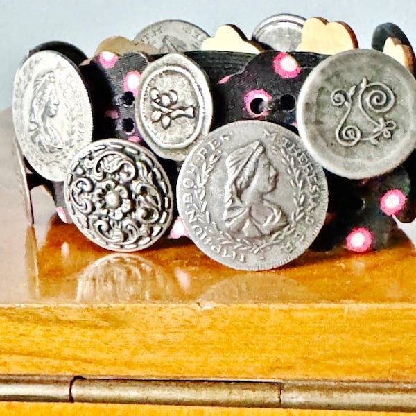 Hand Made VINTAGE BUTTON BRACELET, Stretchable Bracelet, 14 Old Buttons, Maria Theresia Buttons, Austrian Trachten Buttons,Trachten Jewelry