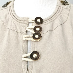 NATURAL LINEN/COTTON Top, Faux Stag Horn Buttons, Metal and Embroidered Edelweiss, Austrian Country Shirt, Sz38=8, Walking Slits,
