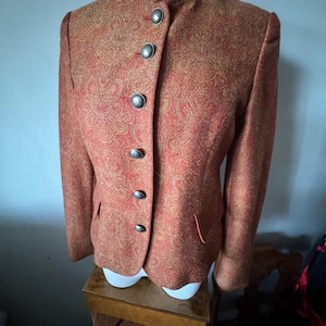 Chaqueta festiva Trachten de lana, seda y cachemir, talla S, con estampado tejido y botones plateados, Loden Plankl Vienna Austria.