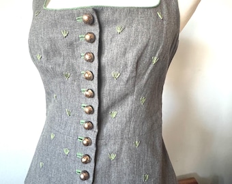 Colete tamanho 4 em mistura de linho, cinza com padrão bordado verde, fabricado na Áustria, estilo Kaiser Franz Josef Trachten, forrado.
