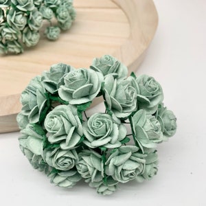 20 x Fiori di carta di gelso Rose aperte - 10 mm, 15 mm, 20 mm o 25 mm - Verde salvia pallido
