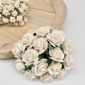 20 x Fiori di carta di gelso Rose aperte - 10 mm, 15 mm, 20 mm o 25 mm - Avorio