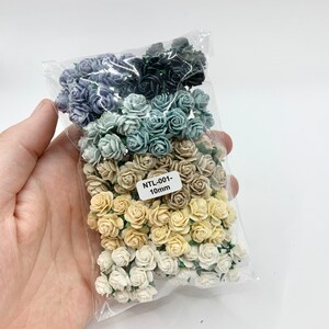 100 x fiori di carta di gelso neutri misti rose aperte 10 mm, 15 mm, 20 mm o 25 mm