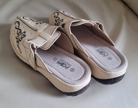 Embroidered, cream coffee color clog comfortable … - image 6