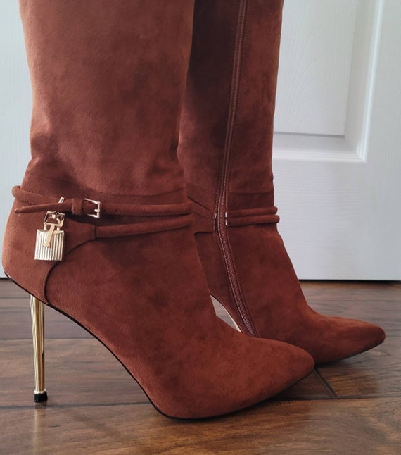 KNEE BOOTS WITH TRIANGLE LOGO IN CAMEL SUEDE