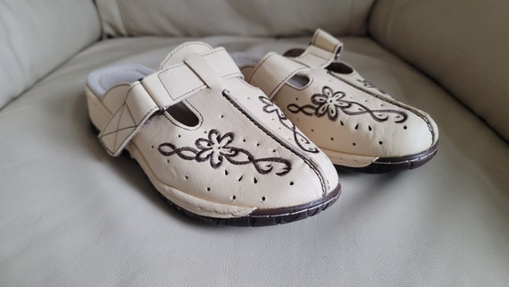 Embroidered, cream coffee color clog comfortable … - image 8