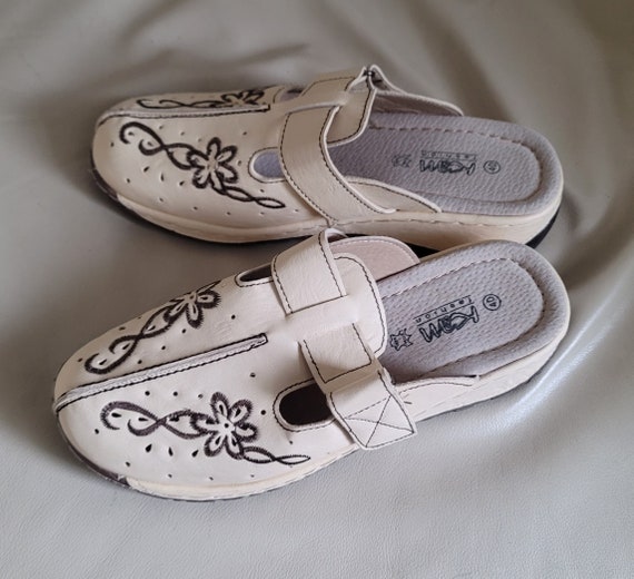 Embroidered, cream coffee color clog comfortable … - image 3