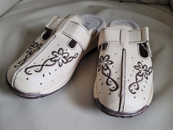 Embroidered, cream coffee color clog comfortable … - image 7