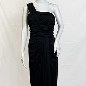 Splendido abito da sera nero Vintage Kitty Copeland, abito fuori spalla. Abito anni 1960