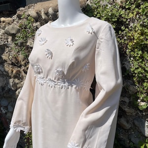 Vintage 60er Jahre Handgemachtes Blumenkleid. 60er Jahre Creme Brautkleid