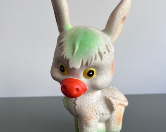 Vintage 1930er Jahre Kitsch Quietsche Spielzeug. Esel. Orange und Grüner Esel. Niedliches Retro Spielzeug. Sammlerstück