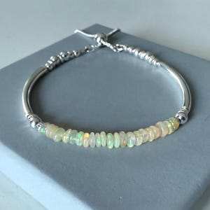 Pulsera de plata de ley con ópalo etíope: Brazalete ajustable con cierre deslizante