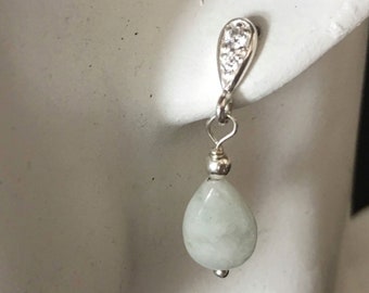 Pendientes de perno de jade de plata de ley, pernos de gemas de lágrima de color verde pálido, regalo de joyería de circonio cúbico