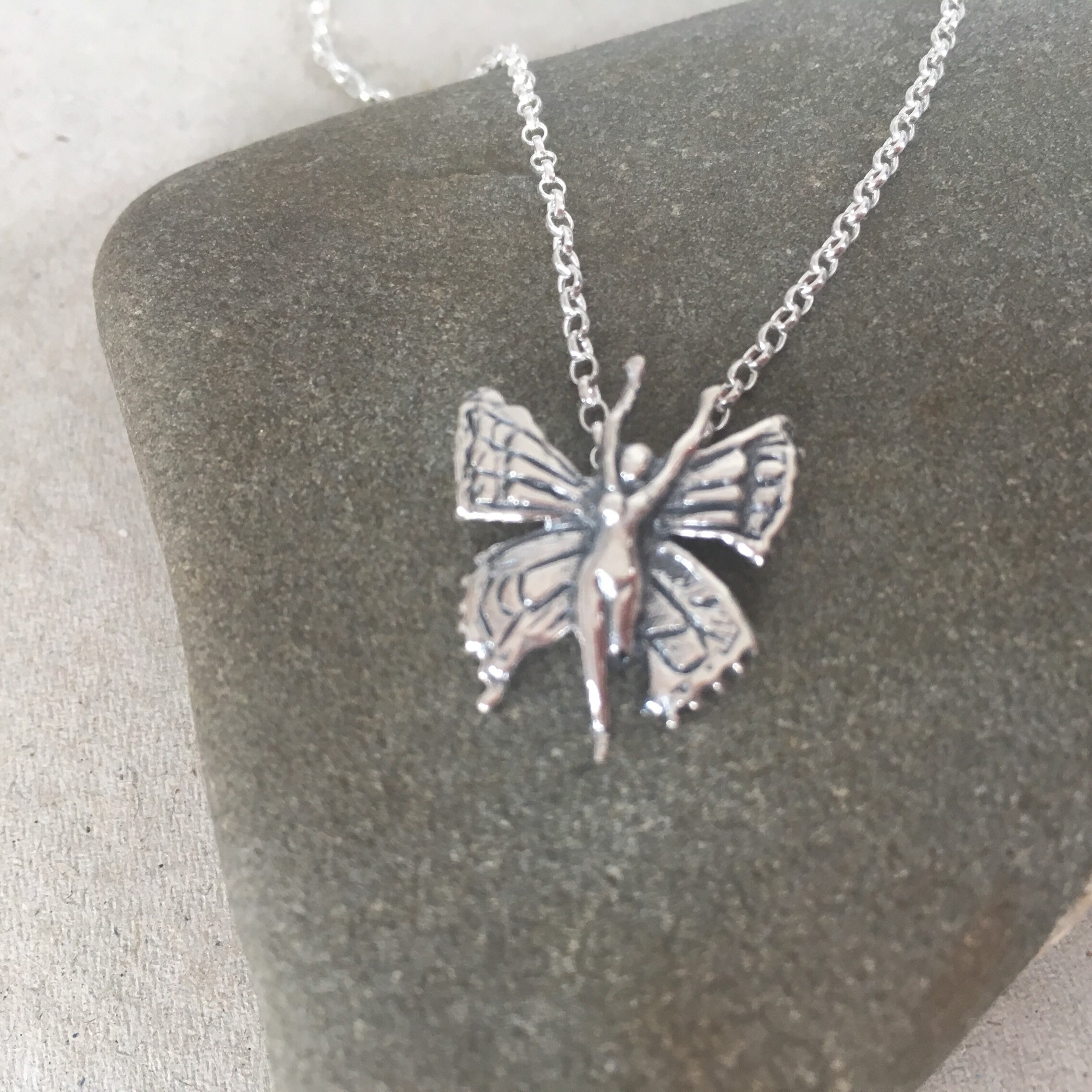 Pendentif Collier Féerique - Motif Fée/elfe/papillon En Relief, Couleur Argent Poli, Occasion
