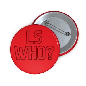 Op de afbeelding: Rode knop met zwarte tekst die "LS WHO?" zegt.