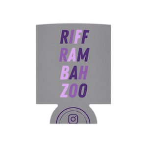 Puede incluir: Un enfriador de latas gris con el texto "RIFF RAM BAH ZOO" en letras moradas y rosas. La parte inferior del enfriador presenta un logotipo de Instagram morado dentro de un círculo.