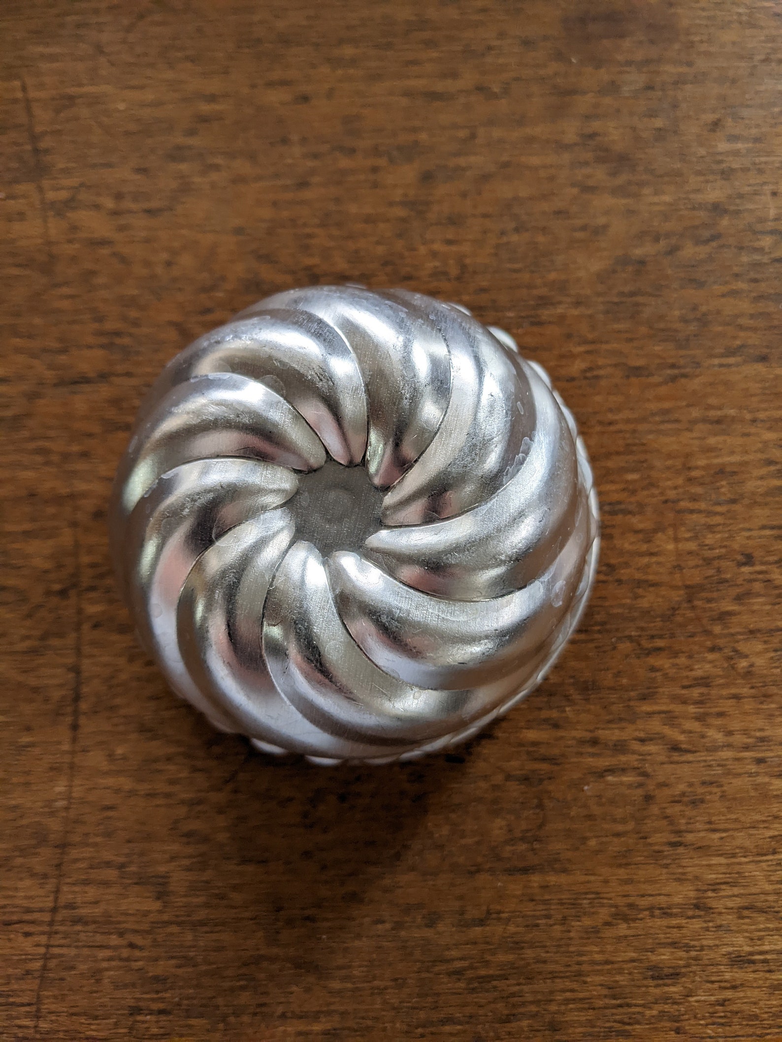 Set of Aluminum Mini Cake Pans for Individual Cakes, in Two Different