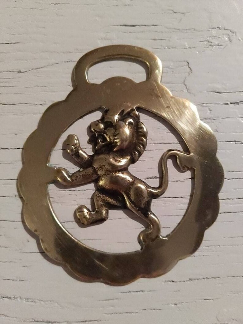 Vintage English Horsebrass featuring a lion size 3 14 inches in diameter.