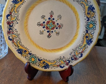 Vintage Deruta Majolica luncheon plate, size 8 inches in diameter, hand painted in Italy.