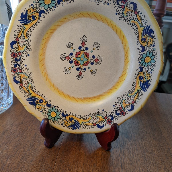 Vintage Deruta Majolica luncheon plate, size 8 inches in diameter, hand painted in Italy.