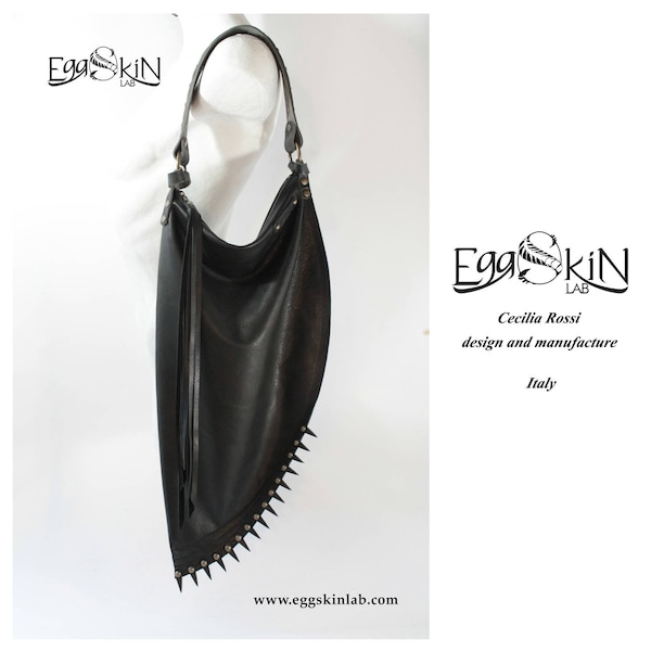 Ombra con Punte, sac en cuir de haute qualité conçu et fabriqué à la main en Italie, sac au style rock, punk, rock chic, gothique.