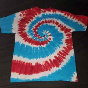 Rotes, weißes und türkisblaues Tie Dye T-Shirt