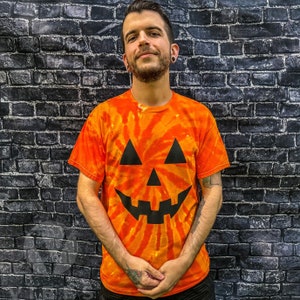 大人用ハロウィンオレンジと黄色のカボチャの顔ジャック・オー・ランタンのスパイラルタイダイTシャツ