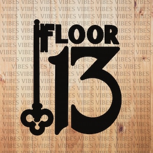 Puede incluir: Diseño gráfico en blanco y negro de una llave con un gran número 13 y la palabra "FLOOR" encima. El diseño está sobre un fondo de madera.