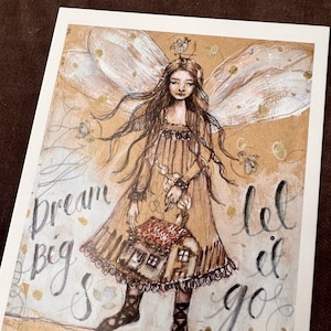 Impresión artística tamaño postal A6: cuadro «Dream Big Fairy» para enviar, enmarcar o llevar en un diario.