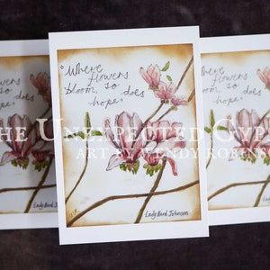 Impresión artística tamaño postal A6: 'Donde florecen las flores...', pintura de flores para enviar, enmarcar o llevar en un diario.
