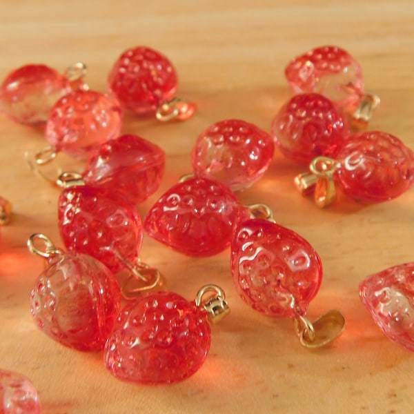 Glass Strawberry Pendant / Charm, two-tone clear red with gold-tone bail 18mm (fruit food cottagecore kawaii pink berry fairycore)