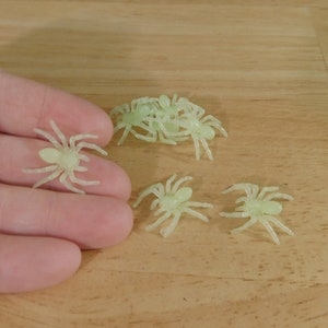 Glow in the Dark Fake Spiders Small 7/8&quot; (arachnid found object imitation halloween decoration prank joke scary insect creepy gross science)