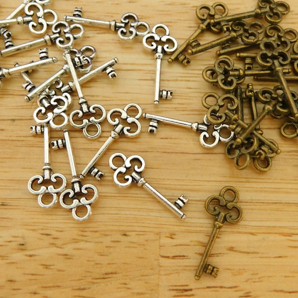 Skeleton Key Charms, Antique Silver, Bronze 21x8x2mm (small steampunk vintage antique victorian pendant tibetan alloy cottage corvid core)