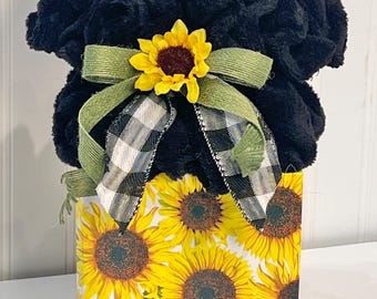 Esta suave manta en una decorativa caja de girasoles es un regalo perfecto para cualquier ocasión; manta de poliéster negra en una caja de regalo.