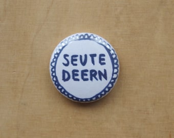 SEUTE DEERN - maritime button - pin - low german - jga - souvenir - gift