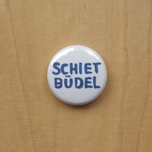 SCHIETBÜDEL maritimer Button Anstecker plattdeutsch Geburt Mitbringsel Geschenk Bild 1