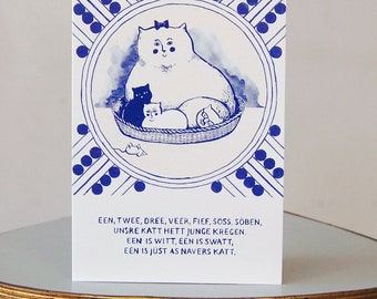 May include: A blue and white illustration of a family of cats in a basket. The text reads: "EEN, TWEE, DREE, VEER, FIEF, SÖSS, SOBEN, UNSRE KATT HETT JUNGE KREGEN. EEN IS WITT, EEN IS SWATT, EEN IS JUST AS NAVERS KATT."
