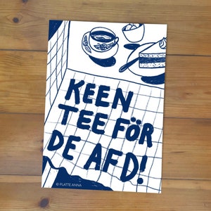 Könnte beinhalten: Eine Schwarzweißillustration eines Tischgedecks mit einer Tasse Kaffee, einem Stück Kuchen und dem Text "KEEN TEE FÖR DE AFD!" Die Illustration befindet sich auf einem weißen Hintergrund mit einem karierten Muster.