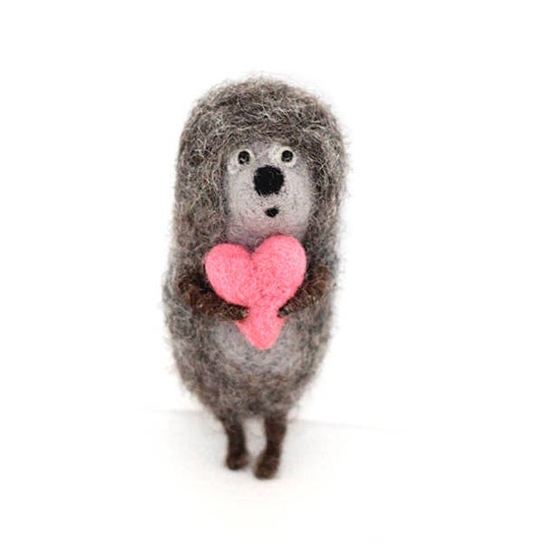 Regalo de San Valentín erizo con corazón de juguete en miniatura, lindo recuerdo para el día de San Valentín, figura de fieltro de aguja Hedgie