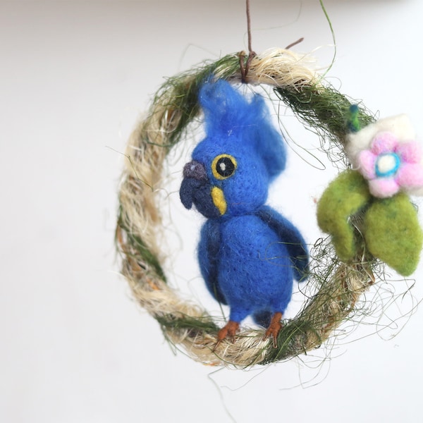 Blue Parrot Mobile, Feutré Bébé Mobile Perroquet, Décoration de chambre d’enfant, Crèche Déco garçon cadeau, Pendentif de style maison de cottage, Décoration en laine de fenêtre