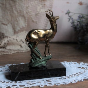 Serre-livre de sculpture d'antilope Art déco vintage français. Petite figurine d'antilope sur socle en marbre noir. Fin de livre. Presse-papier.