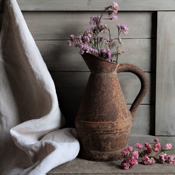 Ancien arrosoir français en zinc rouillé. Pichet d'arrosage. pays français. Décor primitif rustique. Affichage fleuriste.