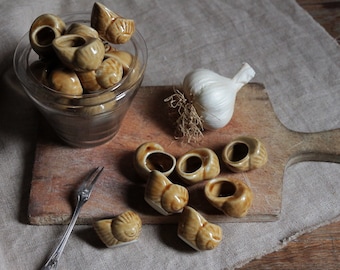 Ensemble de 8 pots à escargots vintage français en grès émaillé ocre. Coupes à escargots en céramique. Escargots Décoration naturelle pour la maison. Mini-vase. Minimaliste