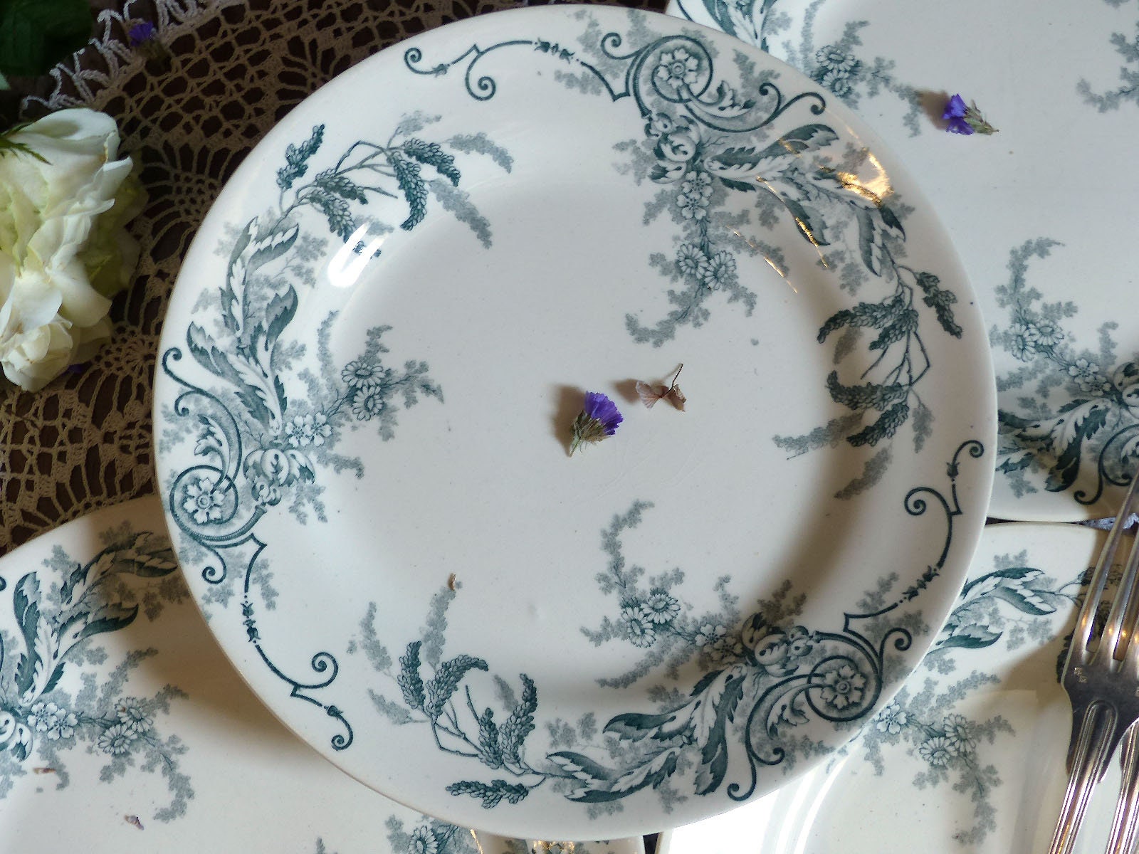 Ensemble de 4 Assiettes Plates Transfert Antiques Français Vertes. Vert Forêt/Sauge. Choisy Le Roi. 