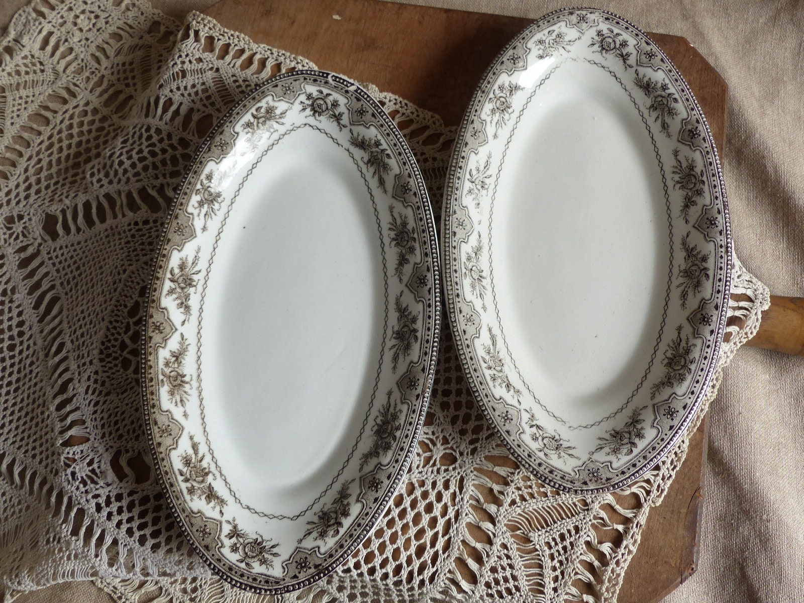 Ensemble de 2 Anciens Français Petits Plateaux Service Ovales Transferware Brun Foncé. Plats Ravirs.