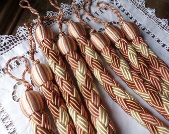 Een paar Franse vintage gevlochten touw gordijn stropdas ruggen. Gordijnbanden. Roze, ivoor, lichtbruin. Gordijn Passementerie.