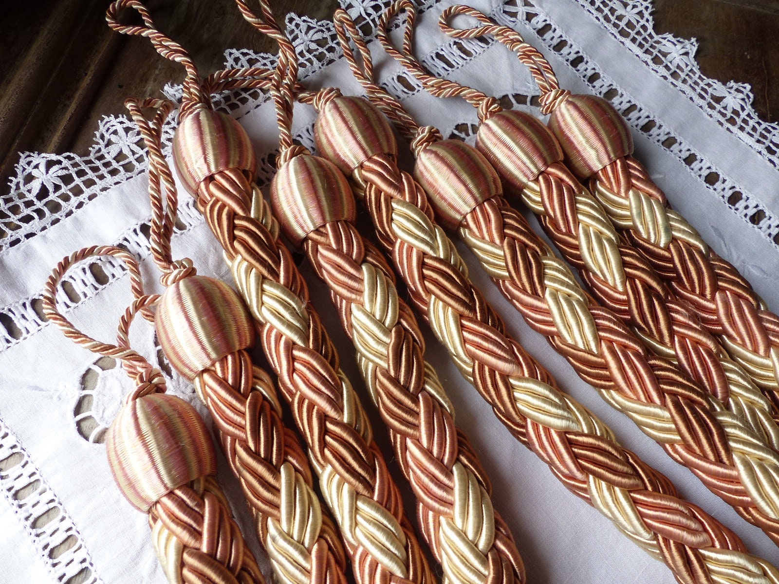 Une Paire Français Dos de Rideaux Corde Tressés Vintage. Cravates Rideaux. Rose, Ivoire, Brun Clair.