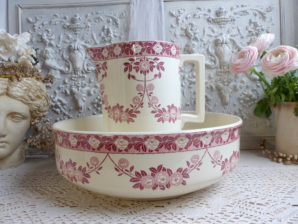 Ensemble Antique Français Pichet Rouge de Bassin Lavage Transferware. Ensemble Foncé Salle Bains Tra