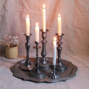 Colección de candelabros franceses vintage de peltre con plato de peltre. Colección de candelabros rústicos de peltre. Decoración rústica y romántica.