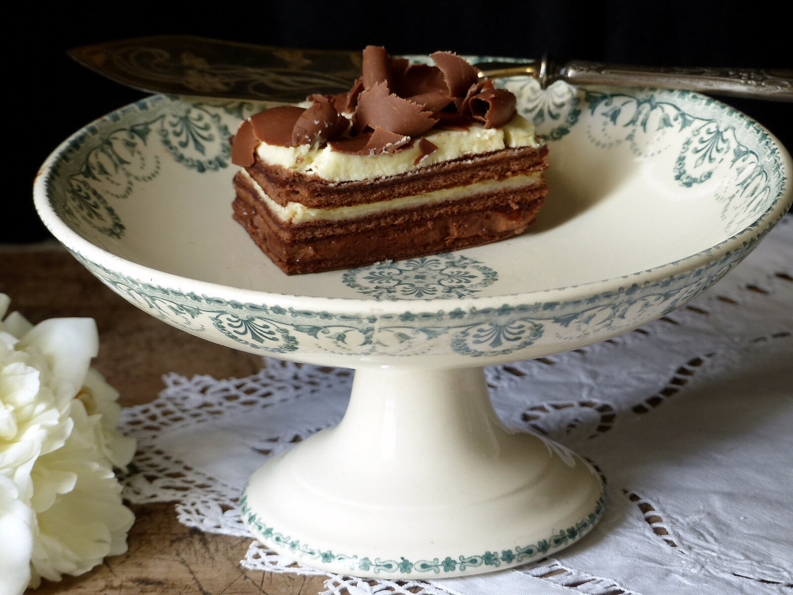 Un Support de Gâteau Piédestal Français Transfert Vert. Étalage Pâtisserie. Vert Forêt/Sauge. Choisy